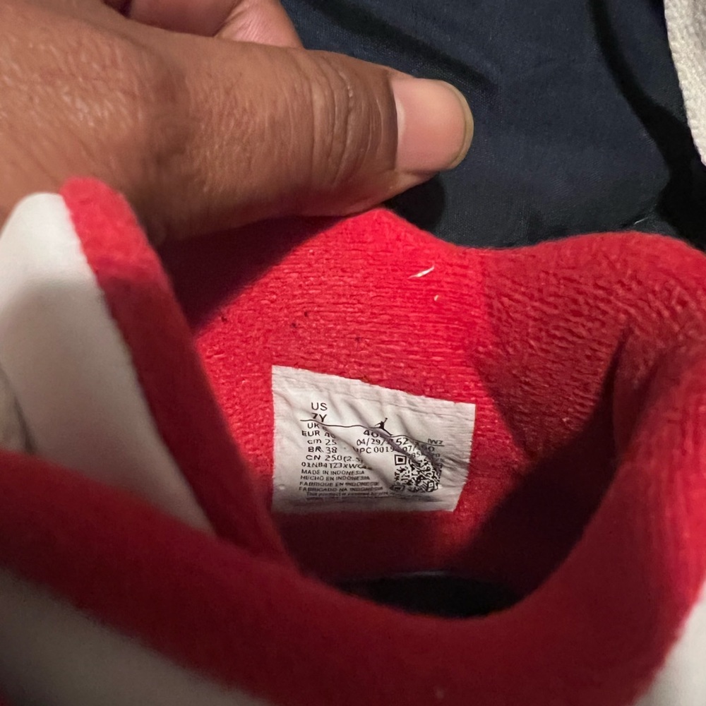 Jordan 4 - Picture 4 of 5